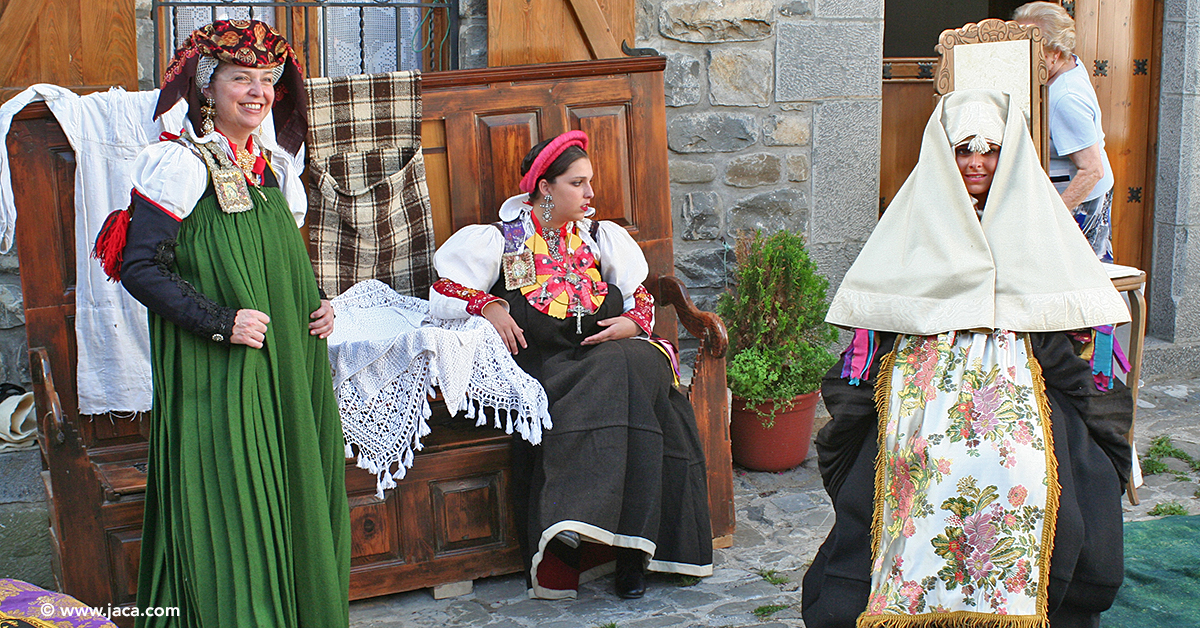 El domingo 25 de agosto tenemos una cita con el Pirineo y sus tradiciones en Ansó, dónde se celebra la 49 edición del Día del Traje, Fiesta de interés turístico Nacional desde 2011. Una jornada festiva alrededor del traje, pero también de las costumbres ansotanas que convierten la localidad de la Jacetania en un etnomuseo al aire libre.