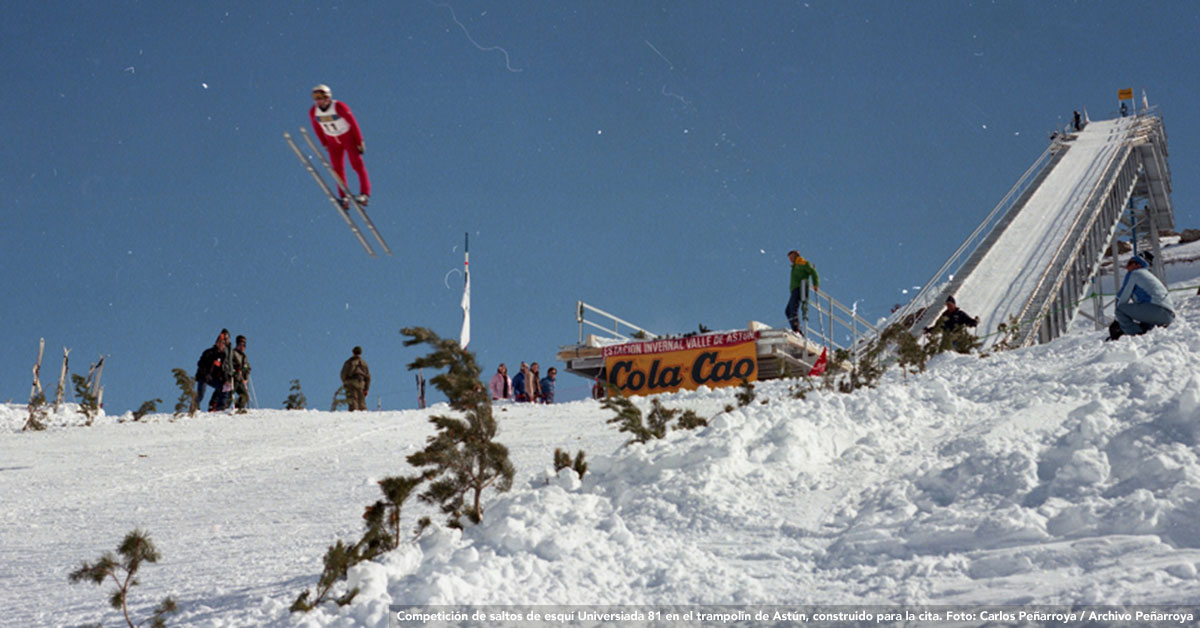 El Almanaque de los Pirineos 2020 (1975-1985) recogerá en su portada una recreación de la inauguración de la Universiada 81 en las inmediaciones de la antigua pista de hielo de Jaca y con la Peña Oroel al fondo. La ilustración que ejercerá de portada en esta séptima edición de la colección Almanaque de los Pirineos es obra, como en el resto de volúmenes, del dibujante Saúl Moreno Irigaray.