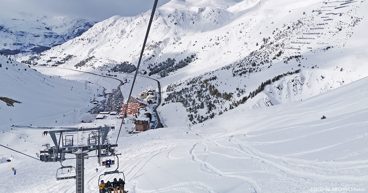 Si aún no has reservado el alojamiento o preparado tu equipo, no lo pienses más: la temporada de esquí comienza ya. Astún y Formigal abren el sábado 16 sus instalaciones, gracias a las precipitaciones de nieve recibidas durante la última semana. Somport también lo hará el sábado 16 y Candanchú y Panticosa han anunciado su apertura para el 23 de noviembre. 