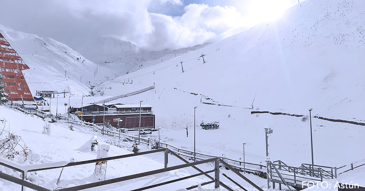 Si aún no has reservado el alojamiento o preparado tu equipo, no lo pienses más: la temporada de esquí comienza ya. Astún y Formigal abren el sábado 16 sus instalaciones, gracias a las precipitaciones de nieve recibidas durante la última semana. Somport también lo hará el sábado 16 y Candanchú y Panticosa han anunciado su apertura para el 23 de noviembre. 