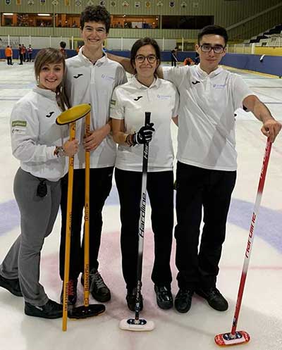 La jugadora del Curling Club Hielo Jaca Carmen Pérez será uno de los cuatro componentes que integrarán la selección española mixta que participará en la próxima edición de los Juegos Olímpicos de la Juventud, que se celebrarán del 9 al 22 de enero en la ciudad de Lausana (Suiza).
