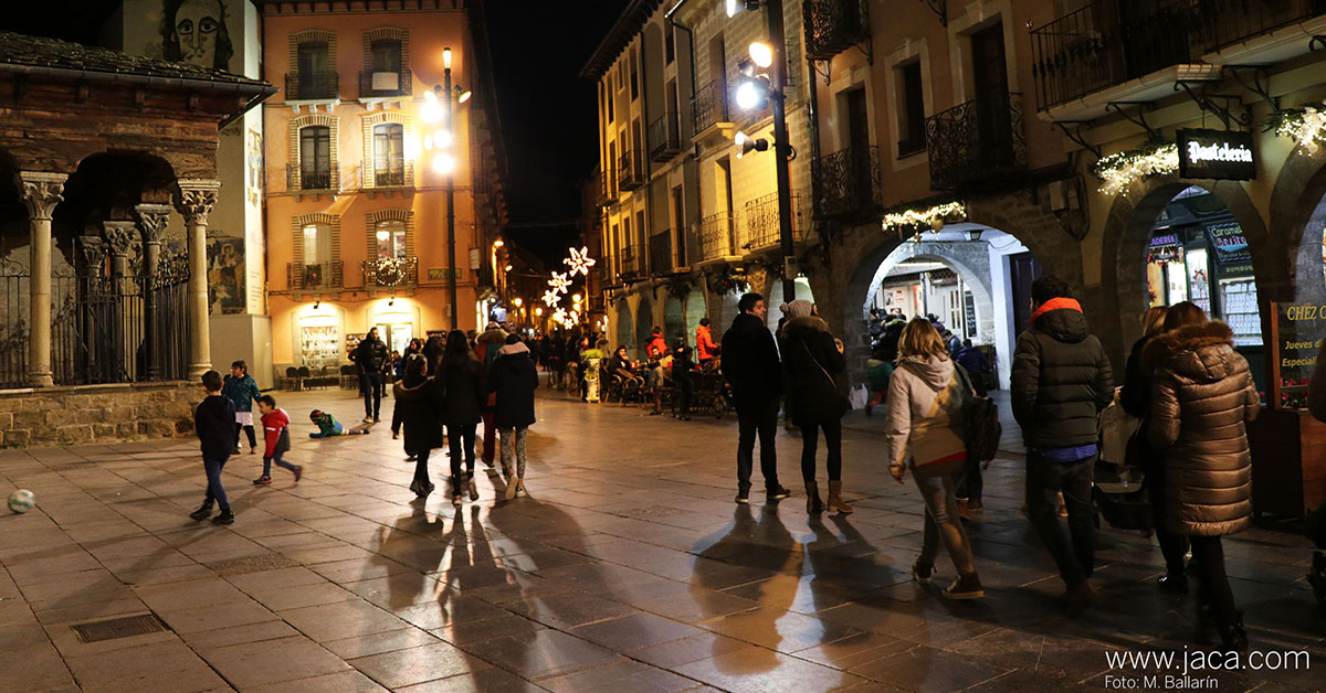 Celebración en las pistas de esquí, campanadas en Jaca y Canfranc, fiesta también en Villanúa, carreras populares, salidas en bici y para los que se inclinen por la gastronomía, pinchos, tapas y vermús especiales para el día 31, cabalgatas y bajadas de antorchas, música, mercados y visitas a las Cuevas y la Ciudadela… ¿Listos para despedir el año y recibir a los Reyes Magos en Jaca y la Jacetania?
