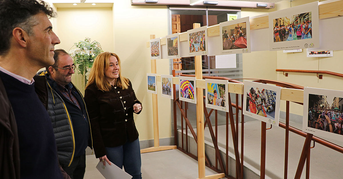 La muestra, que se podrá visitar del 19 de enero al 10 de febrero en el Hall del Ayuntamiento de Jaca, ofrece una selección de las imágenes participantes en el concurso fotográfico de la 50 edición del Festival Folklórico de los Pirineos. 