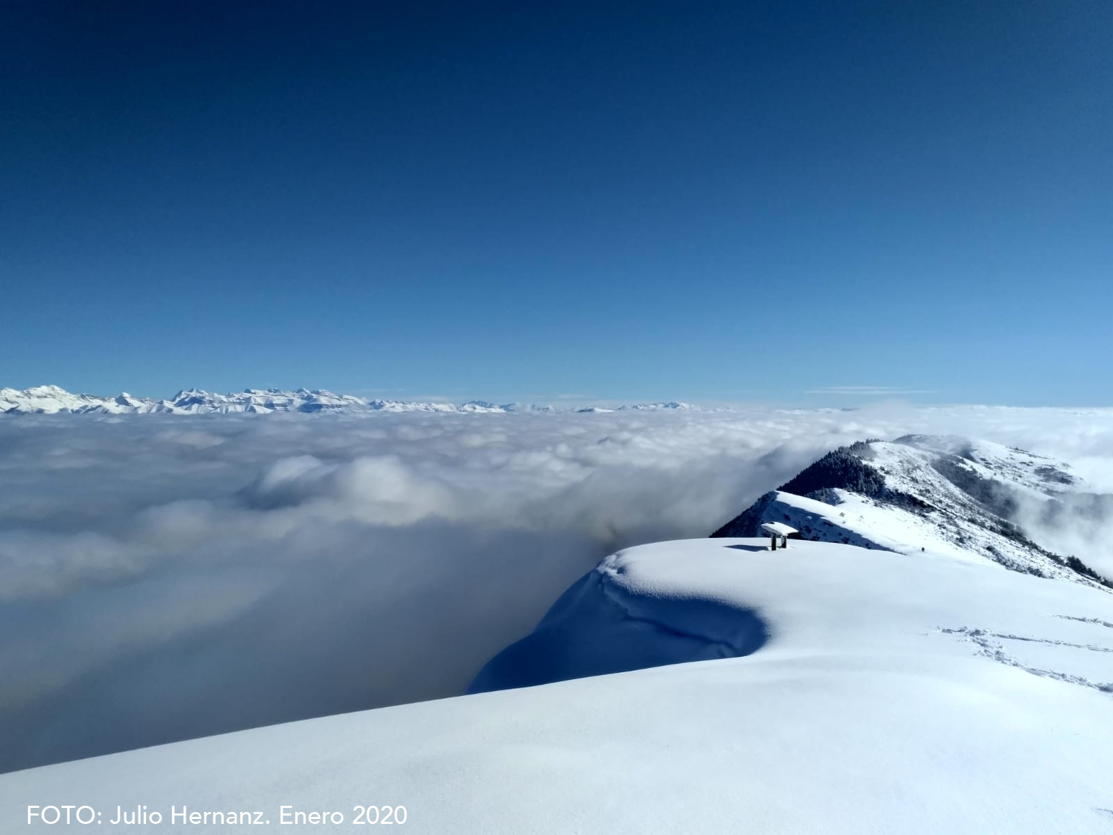 Gracias a las imágenes de Julio Hernanz podemos disfrutar de otra visión, más invernal, desde la cima de Peña Oroel. 