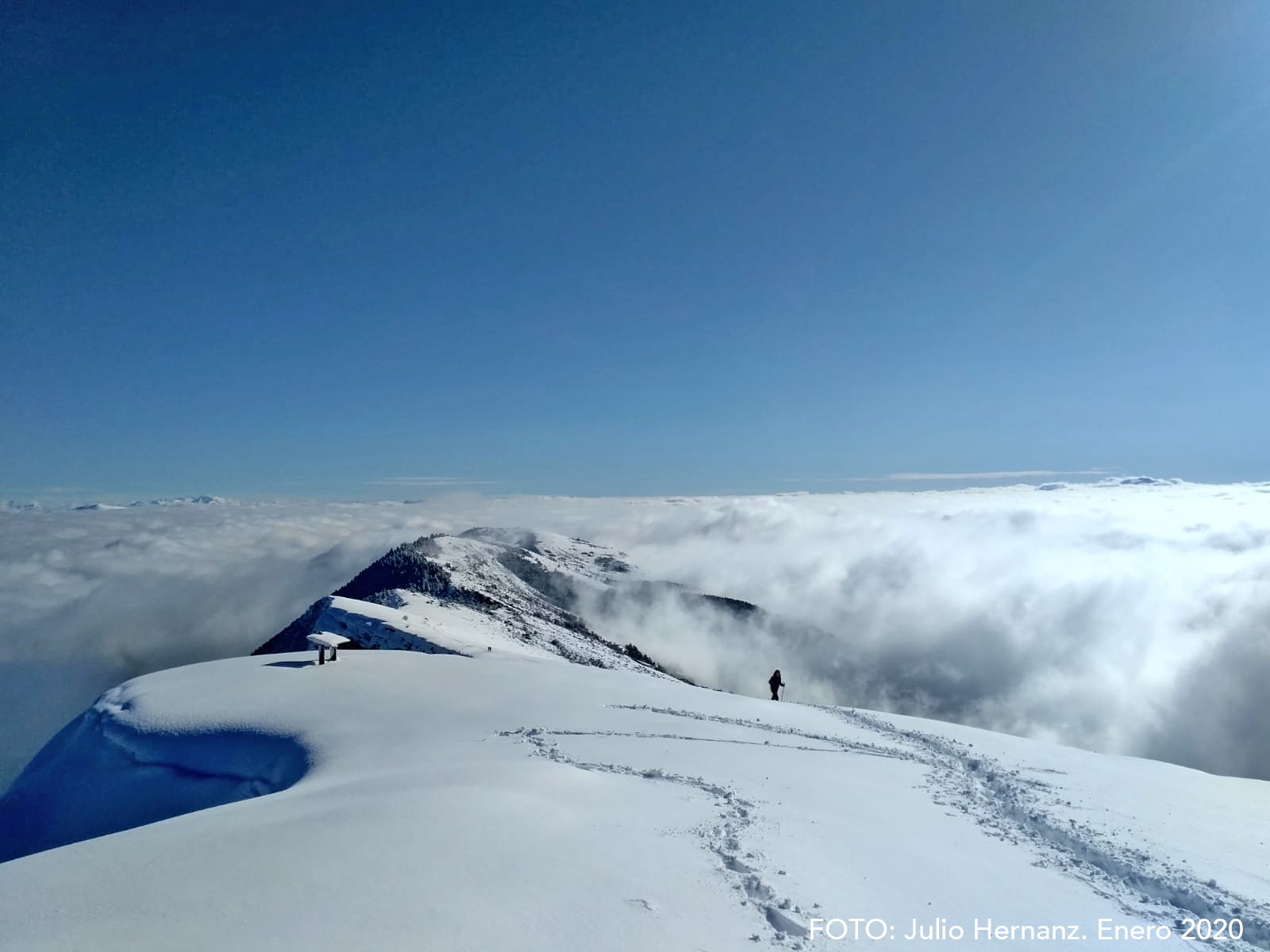 Gracias a las imágenes de Julio Hernanz podemos disfrutar de otra visión, más invernal, desde la cima de Peña Oroel. 