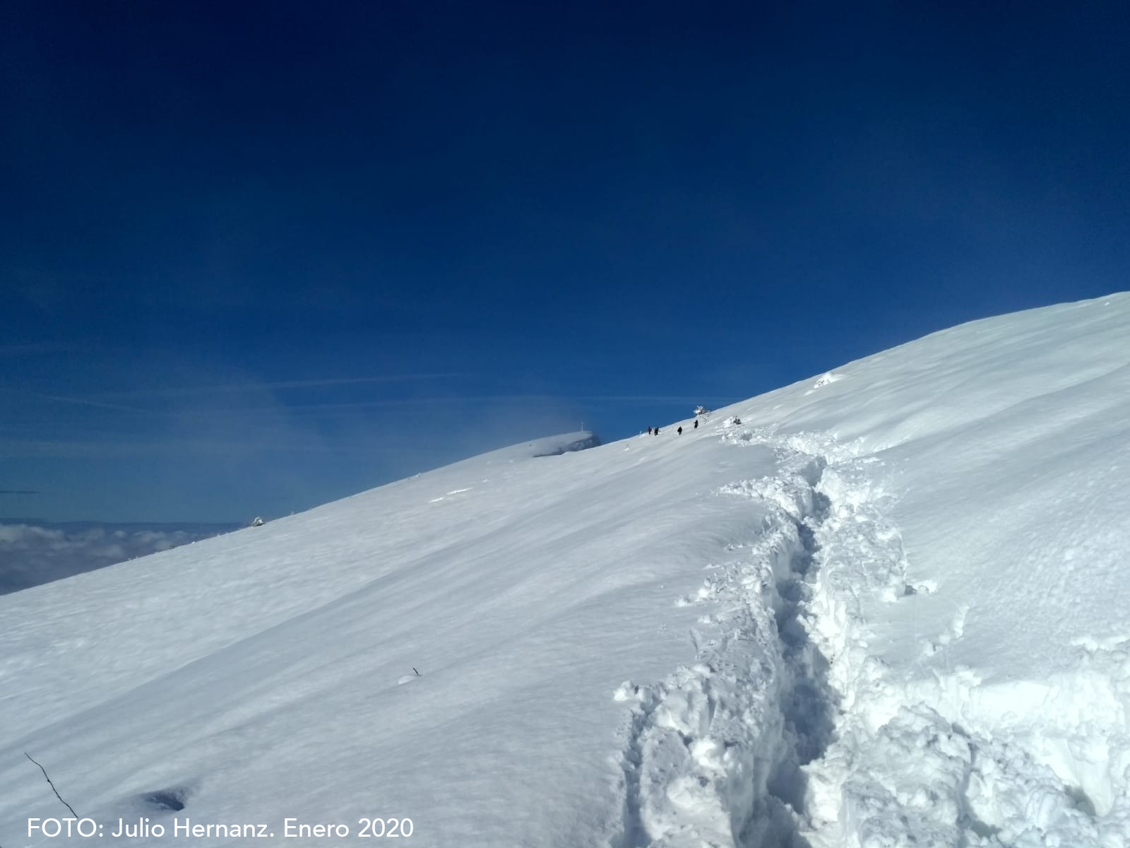 Gracias a las imágenes de Julio Hernanz podemos disfrutar de otra visión, más invernal, desde la cima de Peña Oroel. 