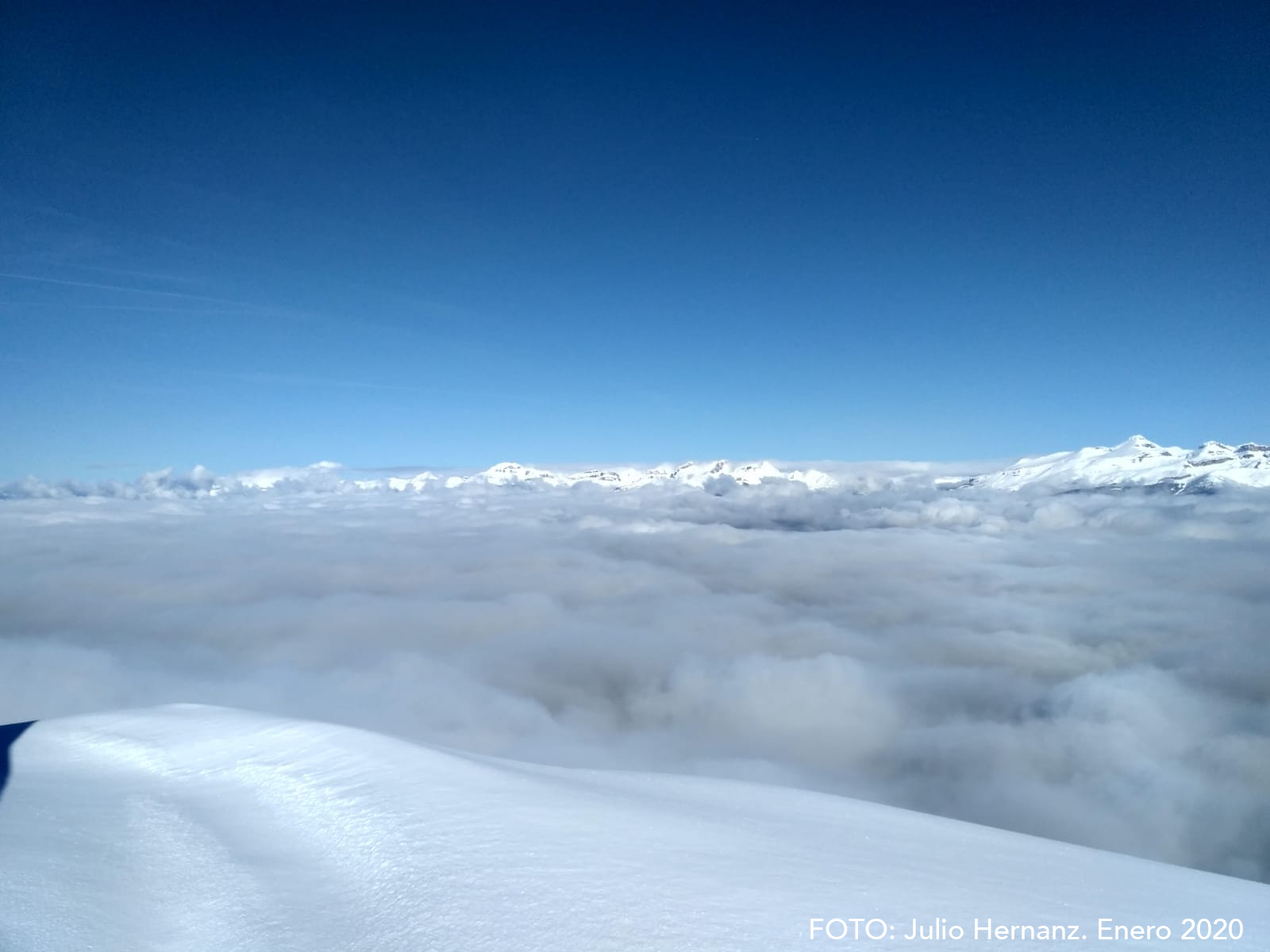 Gracias a las imágenes de Julio Hernanz podemos disfrutar de otra visión, más invernal, desde la cima de Peña Oroel. 