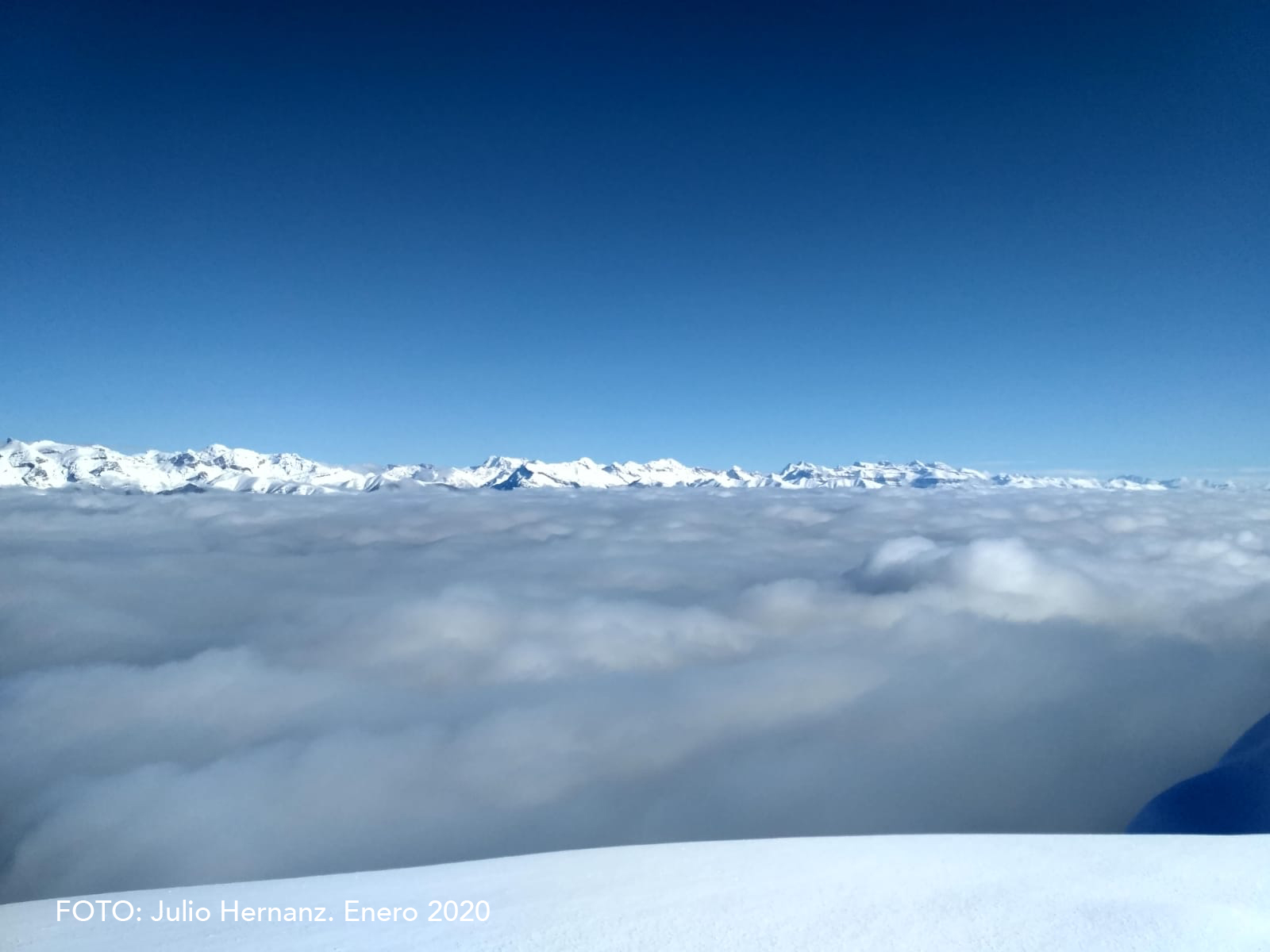 Gracias a las imágenes de Julio Hernanz podemos disfrutar de otra visión, más invernal, desde la cima de Peña Oroel. 