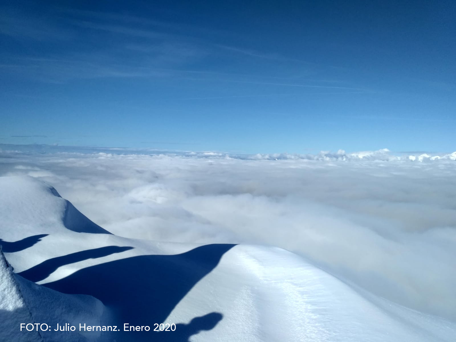 Gracias a las imágenes de Julio Hernanz podemos disfrutar de otra visión, más invernal, desde la cima de Peña Oroel. 