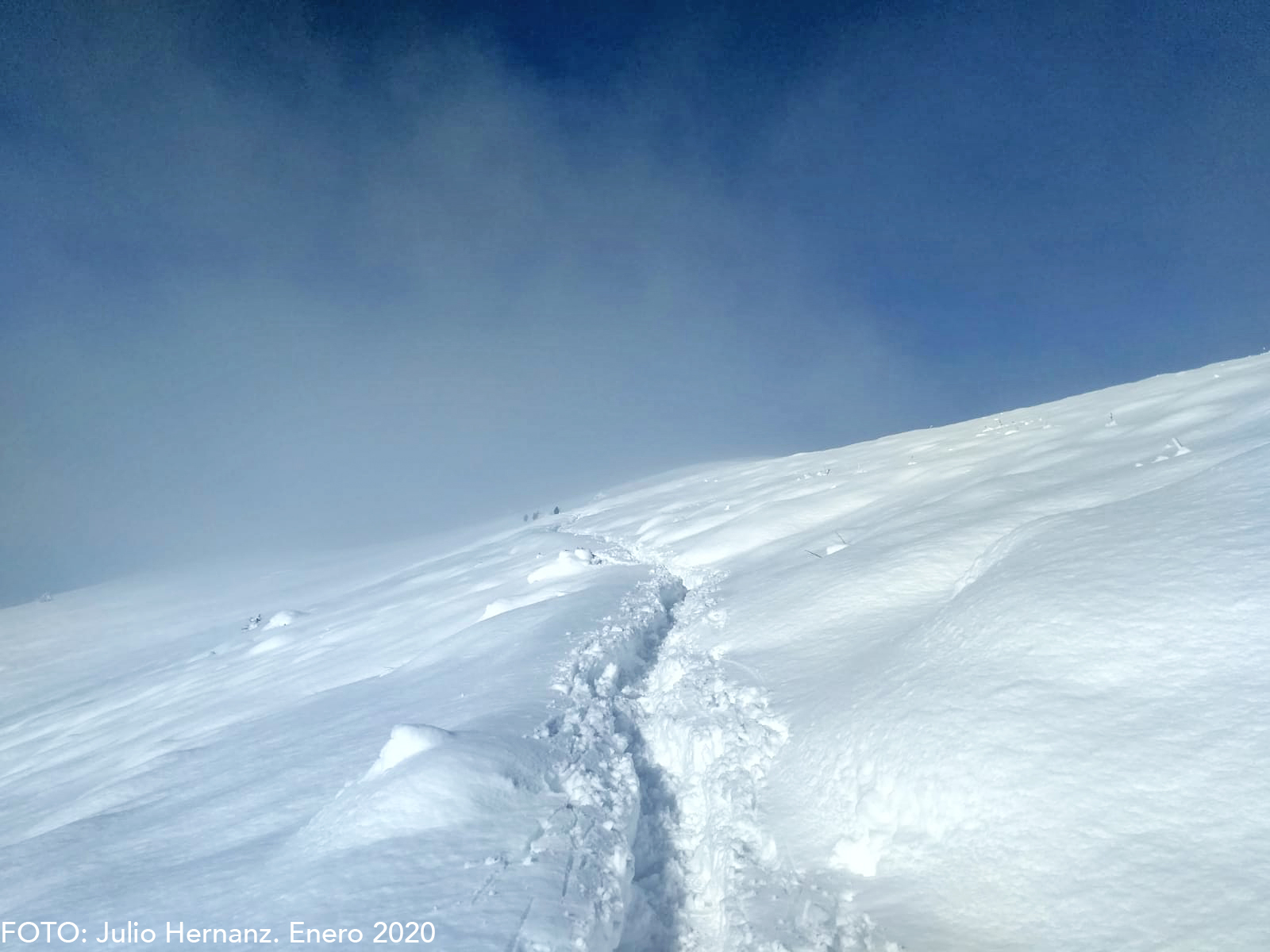 Gracias a las imágenes de Julio Hernanz podemos disfrutar de otra visión, más invernal, desde la cima de Peña Oroel. 