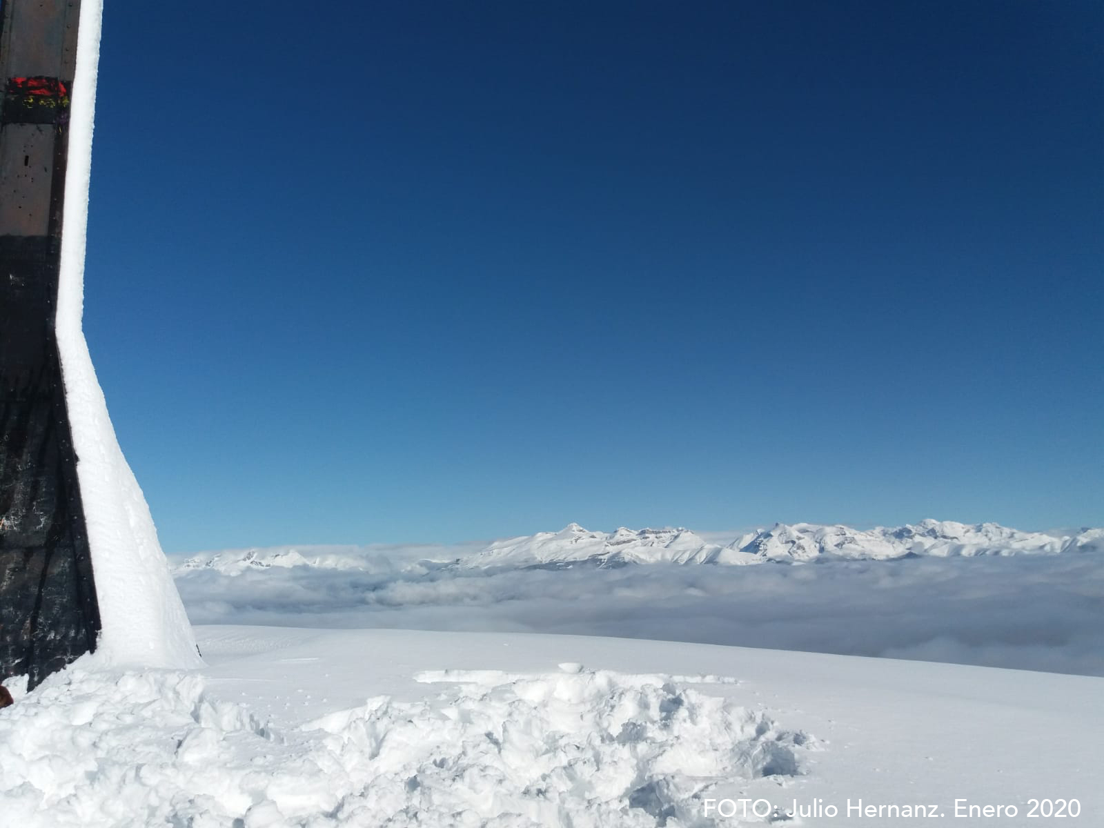 Gracias a las imágenes de Julio Hernanz podemos disfrutar de otra visión, más invernal, desde la cima de Peña Oroel. 