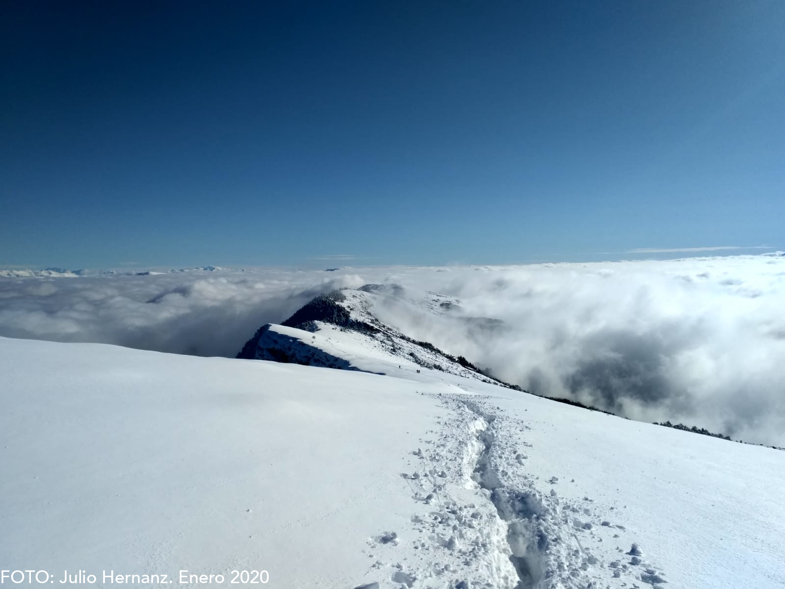 Gracias a las imágenes de Julio Hernanz podemos disfrutar de otra visión, más invernal, desde la cima de Peña Oroel. 