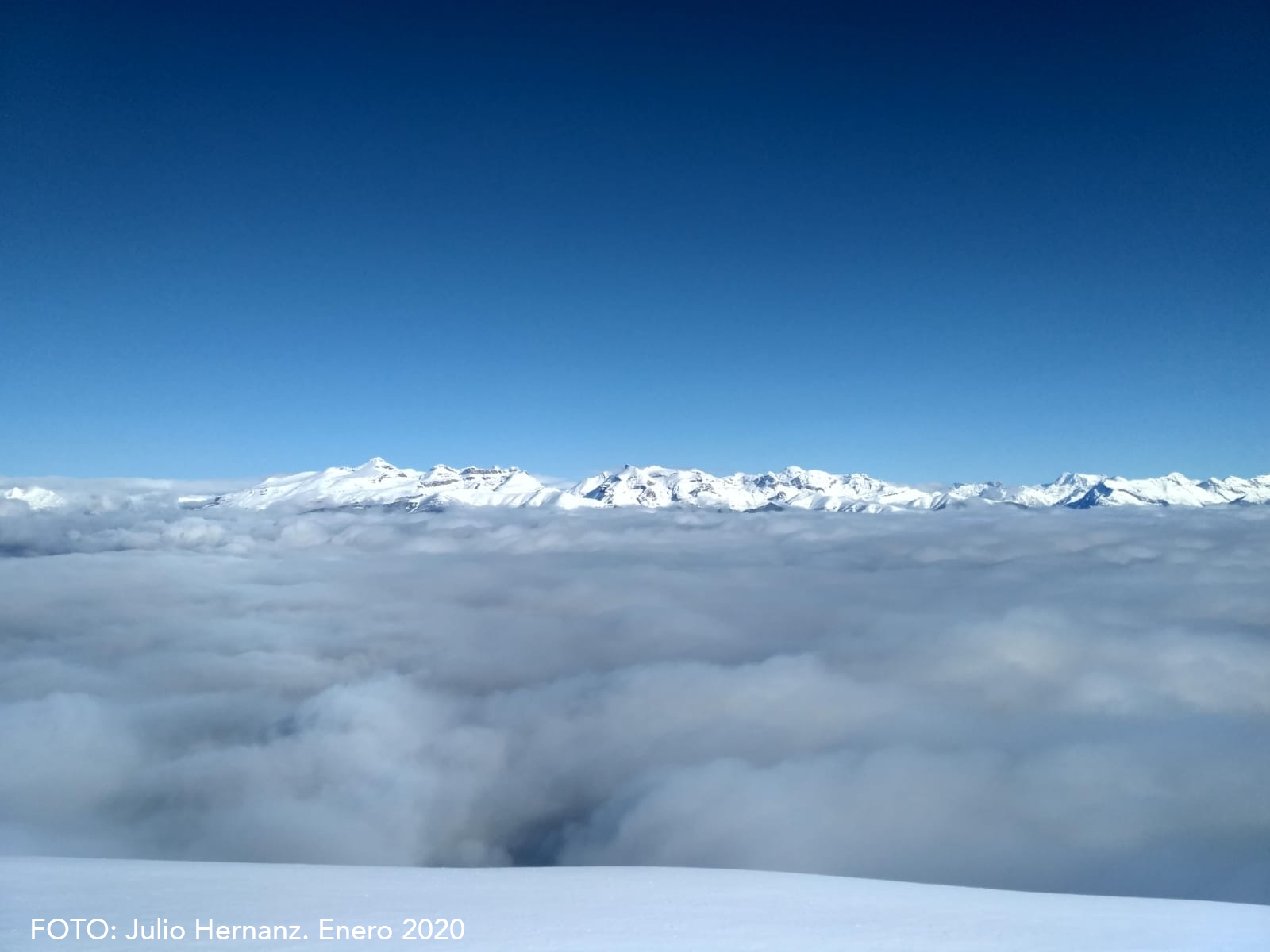 Gracias a las imágenes de Julio Hernanz podemos disfrutar de otra visión, más invernal, desde la cima de Peña Oroel. 