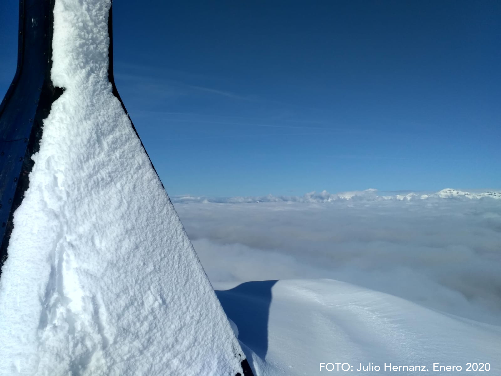 Gracias a las imágenes de Julio Hernanz podemos disfrutar de otra visión, más invernal, desde la cima de Peña Oroel. 