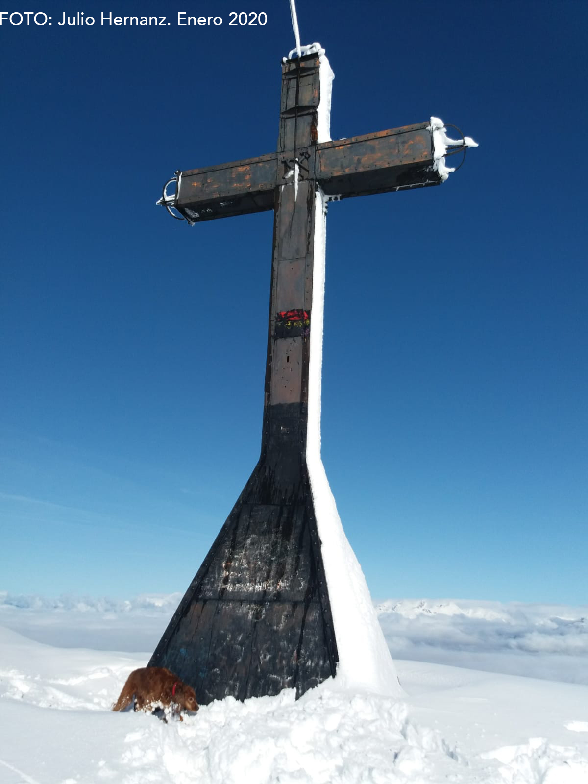 Gracias a las imágenes de Julio Hernanz podemos disfrutar de otra visión, más invernal, desde la cima de Peña Oroel. 