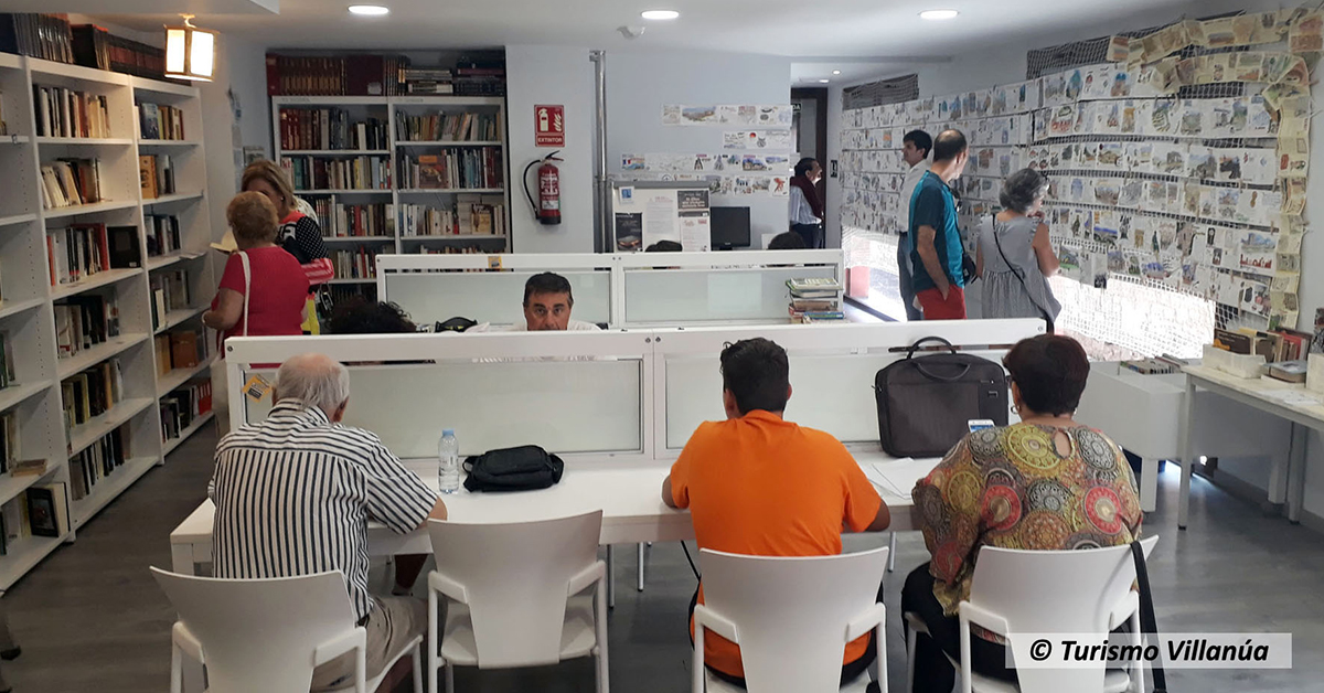 La Biblioteca de Villanúa también es un importante foco de actividad en la localidad. Organiza distintas propuestas, campañas, iniciativas e intervenciones a lo largo del año, para todo tipo de público y todas las edades. Durante el año pasado se organizaron y ofrecieron 94 intervenciones y una de sus últimas iniciativas ha sido la puesta en marcha de una extensión de la biblioteca para familias con niños de entre 0 y 7 años, La Casa de los Cuentos, que está teniendo una respuesta excepcional. Esta ingente actividad también le ha valido el reconocimiento del Ministerio de Cultura y Deporte, a través de las becas María Moliner a proyectos de animación a la lectura en municipios de menos de 50.00 habitantes.