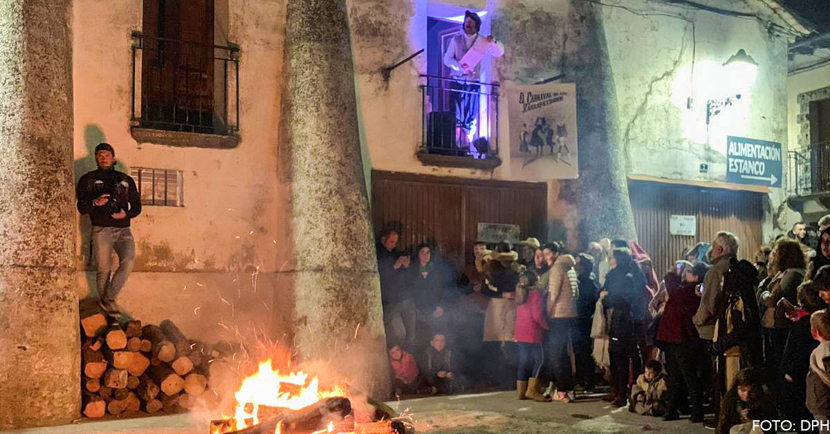 Todo listo para la segunda edición de este recuperado carnaval que tendrá lugar el sábado 15 de febrero en Berdún. Vecinos de todas las edades, y el Ayuntamiento de la localidad siguen trabajando para recuperar una fiesta casi olvidada y darle la relevancia que tenía antes de 1940. Carnestolendas, los Zarrapatrosos y el Mulato, vuelven a recorrer sus calles.