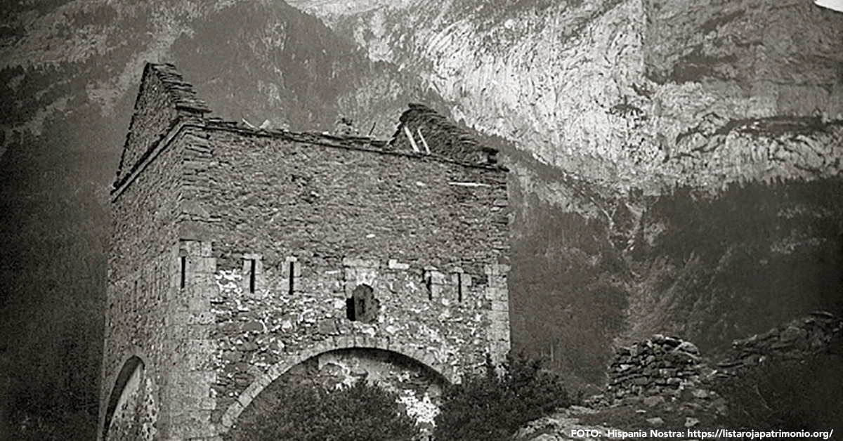 El último de nuestros monumentos que ha entrado en la Lista Roja que elabora Hispania Nosta es la Torre de Fernando VI o Castillo Nuevo del camino viejo a Oza, del siglo XVIII, en el Valle de Hecho. 