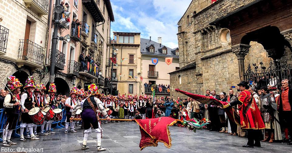 Jaca se prepara para celebrar su fiesta más popular, la del Primer Viernes de Mayo, reconocida "Fiesta de Interés Turístico Nacional" en 2022 y que congrega a jaqueses y visitantes que no quieren perderse el canto del himno. 