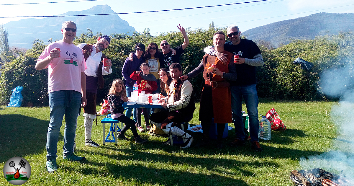 La Hermandad "La Rasera" de Jaca, formada por un grupo de amigos que desde hace varias décadas comparten juntos la fiesta, ha enviado un mensaje a todos las "cuadrillas" de jaqueses y jacetanos para que se sumen al "Almuerzo Solidario" y aporten los fondos que en condiciones normales se dedicaría al almuerzo en el Llano de la Victoria, a la lucha contra el COVID19, realizando du aportación a "Jaca solidaria". 