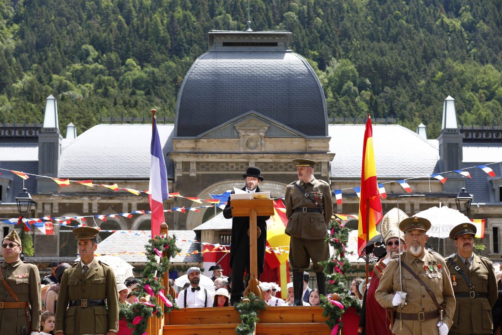 Tras el acuerdo que se llegó ayer entre la FAMPC y el Gobierno de Aragón, Canfranc —con acuerdo de todos los concejales— ha decidido suspender las fiestas patronales de julio y agosto de 2020 y la Recreación de la Inauguración de la Estación que hubiera tenido lugar el 18 de julio, planteando la realización de actividades complementarias de menor riesgo para población y visitantes. 