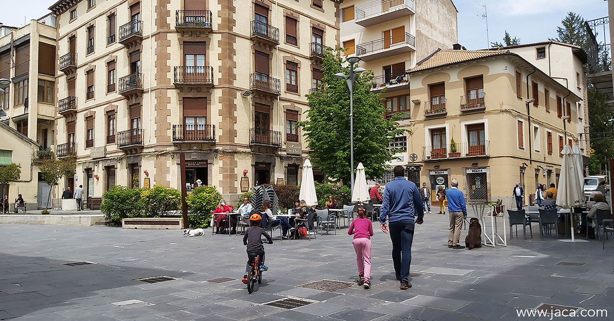 Durante la misma, se podrán abrir terrazas y comercios, cumpliendo una serie de medidas de seguridad, a la espera de que, poco a poco, la ciudad retome su actividad normal tras superar las diversas fases de desescalada.