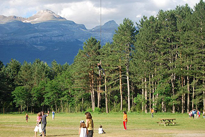 En el Ecoparque se abrirá el Parque de Aventuras Amazonia-Pirineos, que ofrece 5 circuitos con más de 60 juegos en los árboles, entre tirolinas, redes, puentes, cables y otros juegos. El resto de servicios, incluido el Parque Infantil, se abrirán de manera progresiva, en cuanto las condiciones de seguridad y la meteorología lo permitan. Con la modalidad de visita guiada, recordamos que se puede acceder a la sala Premios Ejército del Museo de Miniaturas, a la sala Batalla de Waterloo del Museo de Miniaturas y a la exposición Clicks de Playmobil. La primera planta del museo permanecerá cerrada.