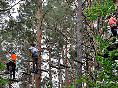 En el Ecoparque se abrirá el Parque de Aventuras Amazonia-Pirineos, que ofrece 5 circuitos con más de 60 juegos en los árboles, entre tirolinas, redes, puentes, cables y otros juegos. El resto de servicios, incluido el Parque Infantil, se abrirán de manera progresiva, en cuanto las condiciones de seguridad y la meteorología lo permitan. Con la modalidad de visita guiada, recordamos que se puede acceder a la sala Premios Ejército del Museo de Miniaturas, a la sala Batalla de Waterloo del Museo de Miniaturas y a la exposición Clicks de Playmobil. La primera planta del museo permanecerá cerrada.