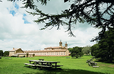 A poca distancia del Monasterio Viejo se levantó un nuevo monasterio barroco, conocido como Monasterio Nuevo. Está situado en paisaje protegido y en su interior se puede visitar el Centro de Interpretación del Reino de Aragón (CIRA), un espacio interactivo integrado en el que se combina la trascendencia de este espacio con la modernidad del siglo XXI.