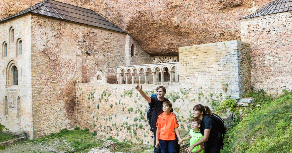 Los monasterios de San Juan de la Peña, tanto el nuevo como el viejo, reabren sus puertas el viernes 12 de junio con algunas novedades, entre ellas que habrá una única entrada para acceder a ambos y que podrá disfrutarse en días distintos, con un precio reducido a la mitad (6 euros). 