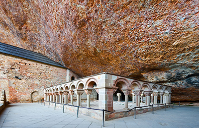 El Monasterio Viejo de San Juan de la Peña está considerado la cuna del Reino de Aragón y origen de misterios y leyendas. Construido en una roca a principios del siglo X, es una mezcla de historia, cultura y naturaleza. Precisamente, su ubicación aislada le otorgó un carácter legendario que históricamente se ha relacionado con el Santo Grial.