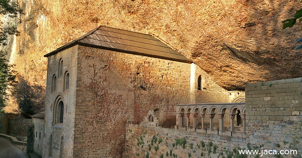 Los monasterios de San Juan de la Peña, tanto el nuevo como el viejo, reabren sus puertas el viernes 12 de junio con algunas novedades, entre ellas que habrá una única entrada para acceder a ambos y que podrá disfrutarse en días distintos, con un precio reducido a la mitad (6 euros). 