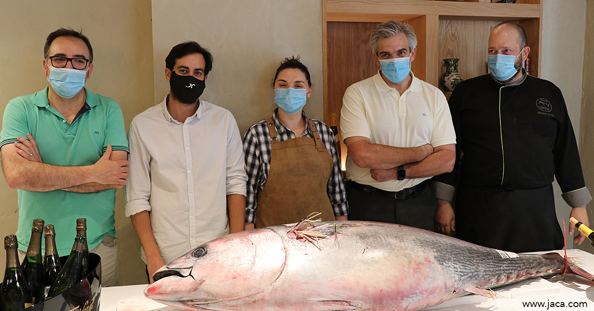 Una pieza de atún rojo (cimarrón) proveniente de San Juan de Luz y de casi 100 kilos es la base de estas jornadas de maridaje que se podrán disfrutar del viernes 17 al domingo 19 en el asador de Jaca. Una propuesta de colaboración de la mano del Restaurante Cobarcho, pescaderías San Sebastián y Grupo Freixenet.