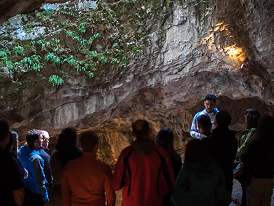 Vuelven las visitas de autor a la Cueva de Las Güixas 