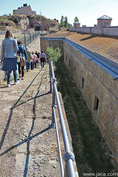 El programa piloto que se realizó en otoño de 2018 puso de relieve el interés que suscita el Fuerte de Rapitán, cerrado durante más de una década a las visitas. Todos aquellos que pudieron recorrerlo, disfrutaron de las espléndidas vistas desde su terraza, recorrieron el foso interior y alguna de sus galerías, visitaron las estancias aún habilitadas y pudieron conocer diversos aspectos de su papel en la historia más reciente... incluso los más pequeños pudieron buscar el "tesoro de Rapitán". 