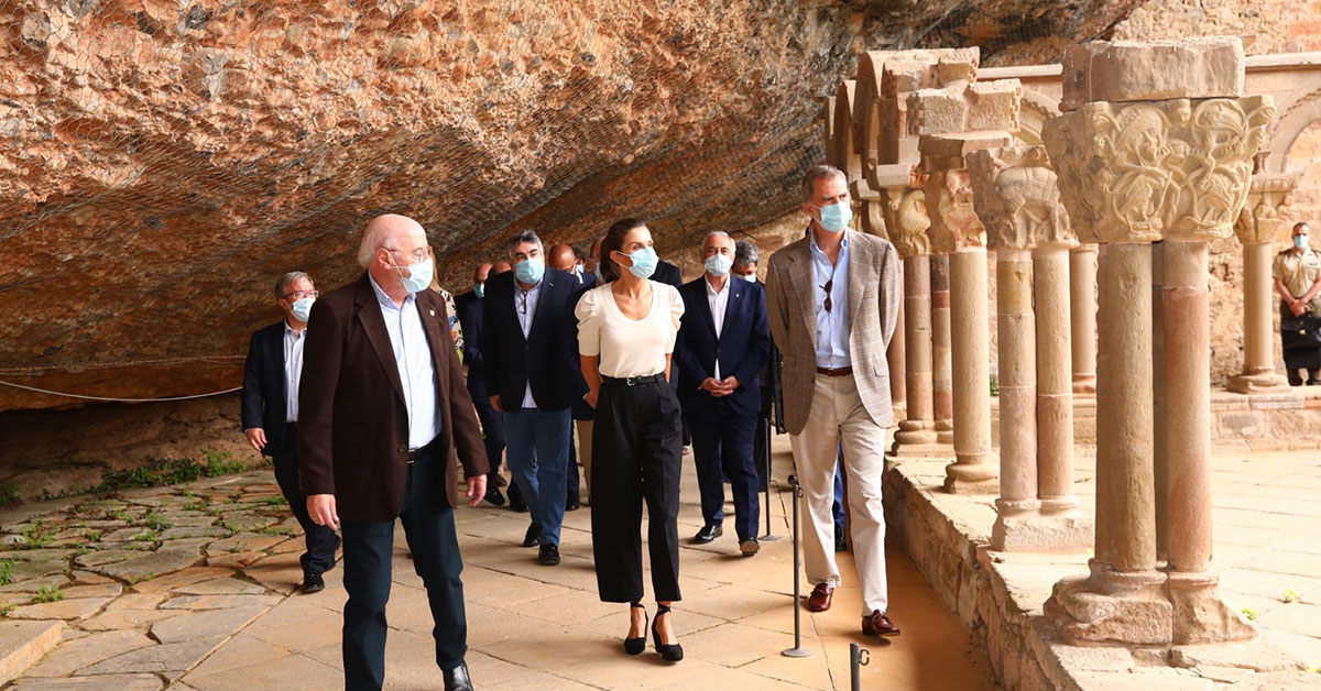 Los reyes de España, don Felipe y doña Leticia, visitarán el Monasterio de San Juan de la Peña y la localidad de Jaca, donde mantendrán una reunión con los representantes del sector turístico. El viaje se inscribe en la gira autonómica que están realizando por el territorio nacional para apoyar al turismo y será la única etapa en Aragón.