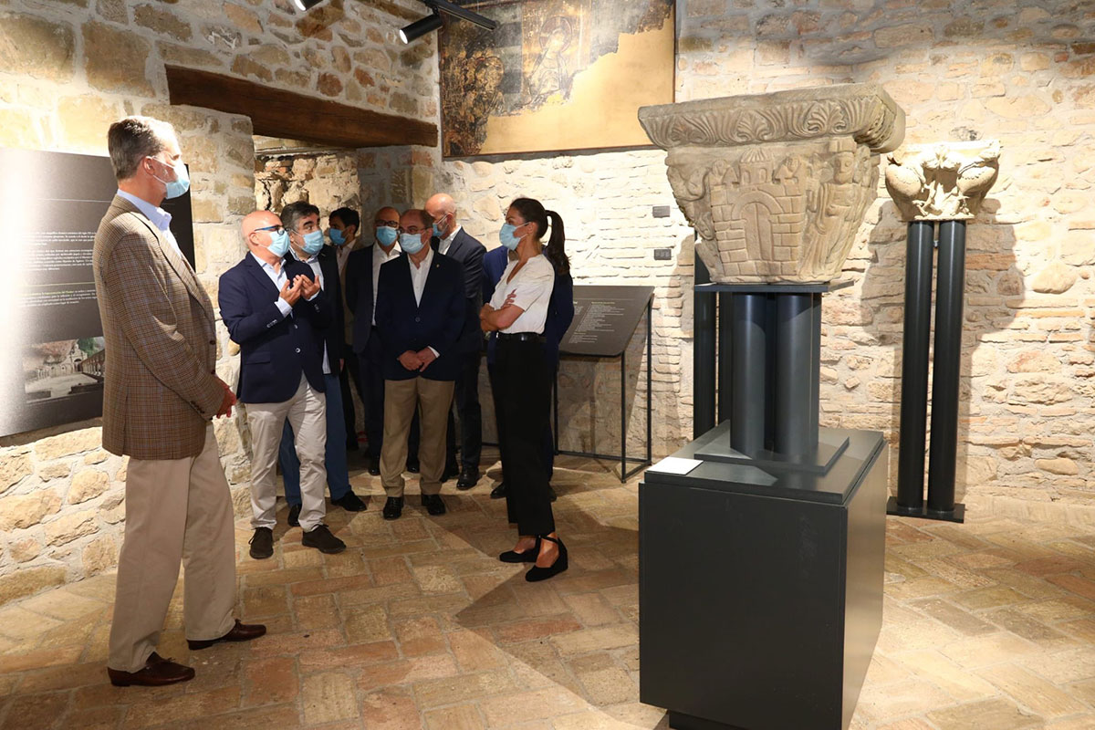 Los reyes de España, don Felipe y doña Leticia, visitarán el Monasterio de San Juan de la Peña y la localidad de Jaca, donde mantendrán una reunión con los representantes del sector turístico. El viaje se inscribe en la gira autonómica que están realizando por el territorio nacional para apoyar al turismo y será la única etapa en Aragón.