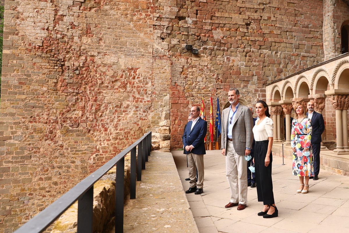 Los reyes de España, don Felipe y doña Leticia, visitarán el Monasterio de San Juan de la Peña y la localidad de Jaca, donde mantendrán una reunión con los representantes del sector turístico. El viaje se inscribe en la gira autonómica que están realizando por el territorio nacional para apoyar al turismo y será la única etapa en Aragón.