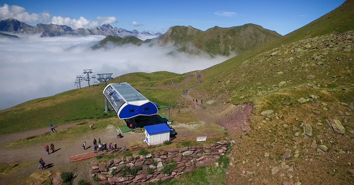 El telesilla cuatriplaza desembragable de Astún, “Truchas”, permite a los visitantes disfrutar de un fantástico punto de partida desde el que acceder a estos ibones y a un buen número de propuestas tanto deportivas, como paisajísticas, fotográficas o simplemente para disfrutar de la naturaleza o del turismo familiar a practicantes de cualquier edad y condición física.