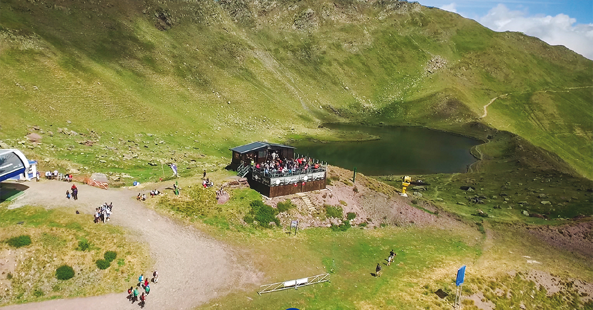 La estación abre también la terraza de Ibones con una de las vistas más espectaculares del Pirineo que este año se ha ampliado. Una barbacoa y mesas con amplia disponibilidad de espacio y vistas increíbles rematarán la jornada antes de tomar el telesilla que nos devolverá a la base de la estación y al aparcamiento.