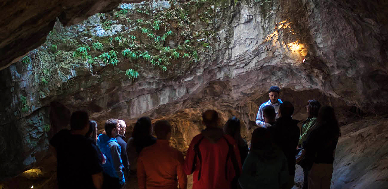 Descubre la Cueva de Las Güixas desde una perspectiva diferente con Nacho Navarro, del equipo del programa que presenta Iker Jiménez, que vuelve a ofrecernos una visión única de la gruta de Villanúa durante los meses de julio y agosto; será en versión diurna a las 10 y 11 h los sábados, y nocturna los viernes a las 20h. 