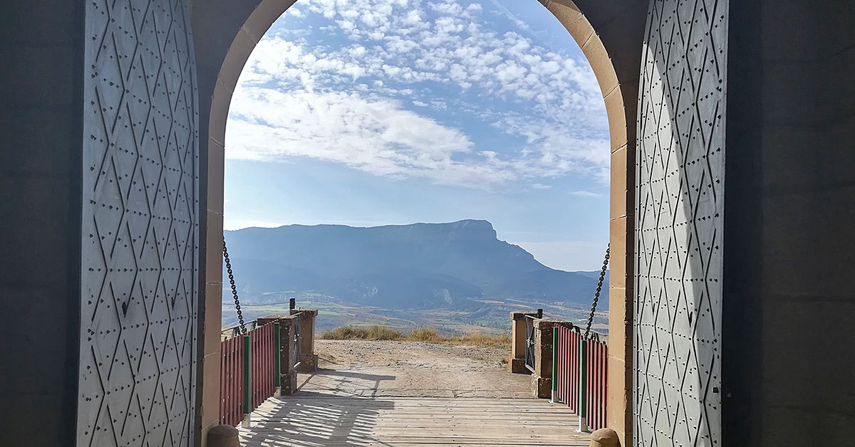 Desde este sábado 4 de julio y hasta el otoño tendremos, de nuevo, la oportunidad de visitar el interior del Fuerte de Rapitán de Jaca, a través del programa de visitas guiadas que incluye la visita patrimonial y la de naturaleza.