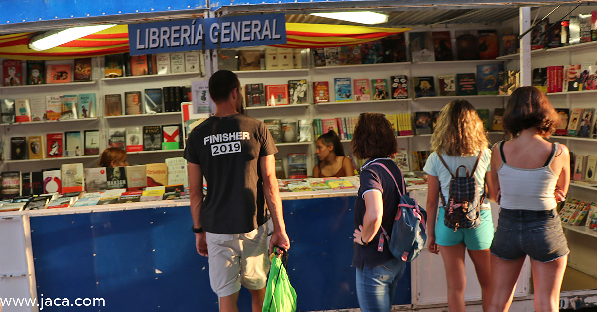 Además de la instalación de los puestos de venta de libros de las librerías General, Oroel y Dante, el sábado 22 (de 9 a 21h). Ese mismo día, en los Jardines de la Universidad, contaremos con la presencia de Manuel Vilas y Ana Merino para presentar sus últimos trabajos. 