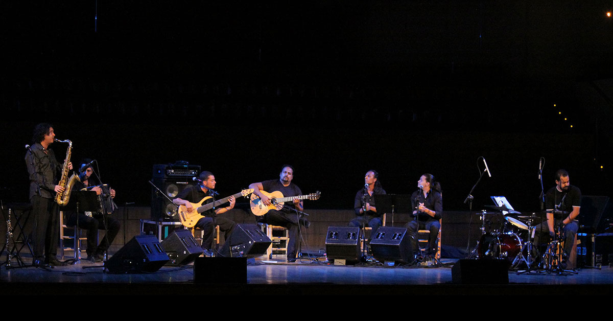 Finalmente, el jueves 27 —en Escuelas Pías— podremos disfrutar del concierto flamenco jazz de Kiko Bereguer Quartet con saxo, guitarra flamenca, bajo y percusión. Esta actuación, prevista dentro del ciclo de jazz que hubo de posponerse, nos trae a uno de los más brillantes y expresivos saxofonistas de su generación. Poseedor de un estilo propio, forjado a partir de sus orígenes y ricas vivencias musicales, su saxofón se alza como una de las voces más originales e innovadoras del panorama musical. Su inagotable inquietud musical y humana le han llevado a profundizar en sus propias raíces y asimilar la música de otras culturas como son el jazz y el flamenco.