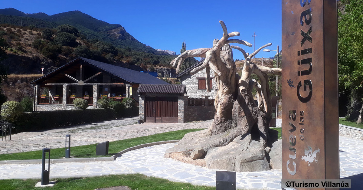 Villanúa reconoce la figura de sus “brujas” en una plaza