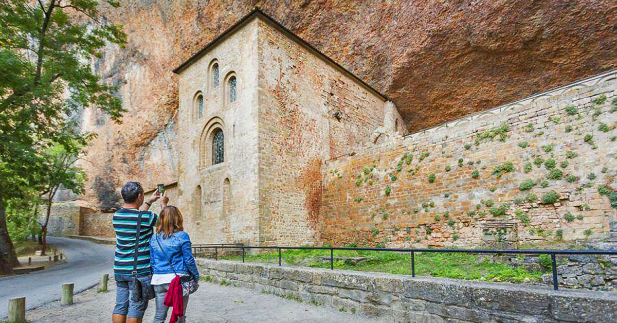 Desde este lunes 3 de agosto, la compra de entradas anticipadas para la visita del Monasterio de San Juan de la Peña, ha de realizarse online. 