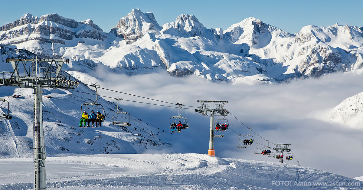 El mayor dominio esquiable de España, vuelve a reunir a las estaciones de Astún, Candanchú y el grupo Aramón (Cerler, Formigal-Panticosa, y también las de Javalambre y Valdelinares), para ofrecer 390 kilómetros de pistas para disfrutar del esquí, en un mismo abono de temporada con 15 días de esquí garantizados.