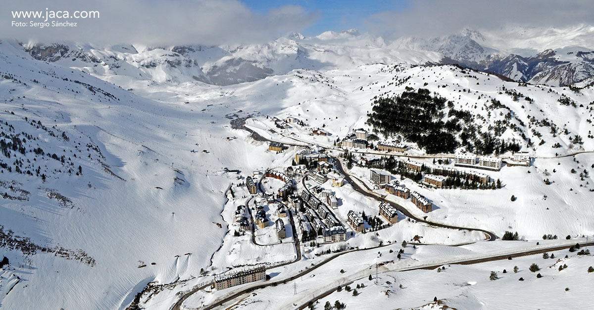 La concentración tendrá lugar en la Plaza Biscós de Jaca con el objetivo de apoyar la reapertura de la estación de invernal la próxima temporada, pero también por un plan de futuro para el Valle del Aragón y una distribución equitativa de fondos públicos.