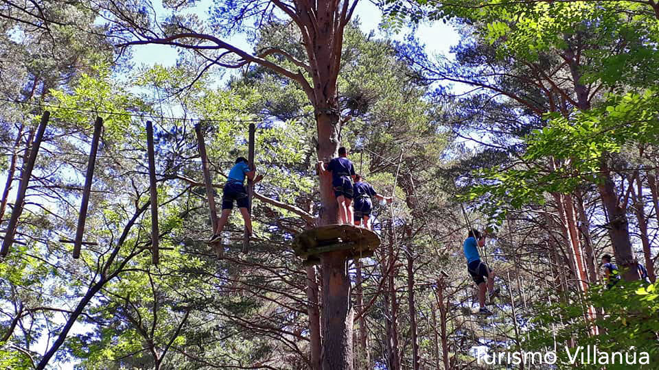 El Parque de Aventura Amazonia Pirineos en Villanúa, abre este sábado 10, domingo 11 y lunes 12 de octubre, de 10.00 a 19.00 h. Propone, a todos aquellos que se acerquen al Ecoparque El Juncaral, cinco circuitos de distintos niveles con más de 60 juegos en los árboles: tirolinas, redes, cables, escaleras, puentes... 