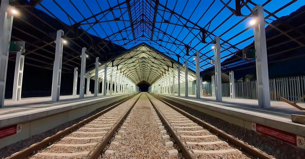 Por otra parte, esta semana se realizaron las pruebas de iluminación de la estación de tren que entrará en servicio en los próximos meses. Las obras de la nueva estación de Canfranc y de la playa de vías están prácticamente finalizadas, superando el 99% de la ejecución. Restan por ejecutar únicamente los accesos para los futuros usuarios, las telecomunicaciones y la instalación de teleindicadores de vía que permitirán operar de la estación. 